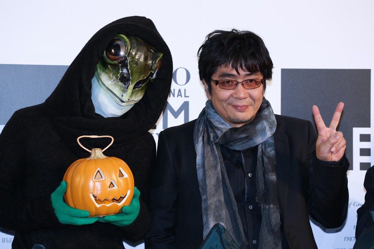 左からカエル男、大友啓史。