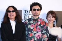 左からみうらじゅん、前野健太、白石茉莉奈。