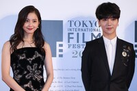 左から佐々木希、イェソン（SUPER JUNIOR）。