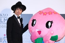 左から斎藤工、あかいわモモちゃん。