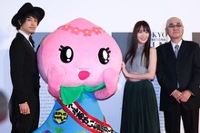 左から斎藤工、あかいわモモちゃん、高梨臨、佐々部清。