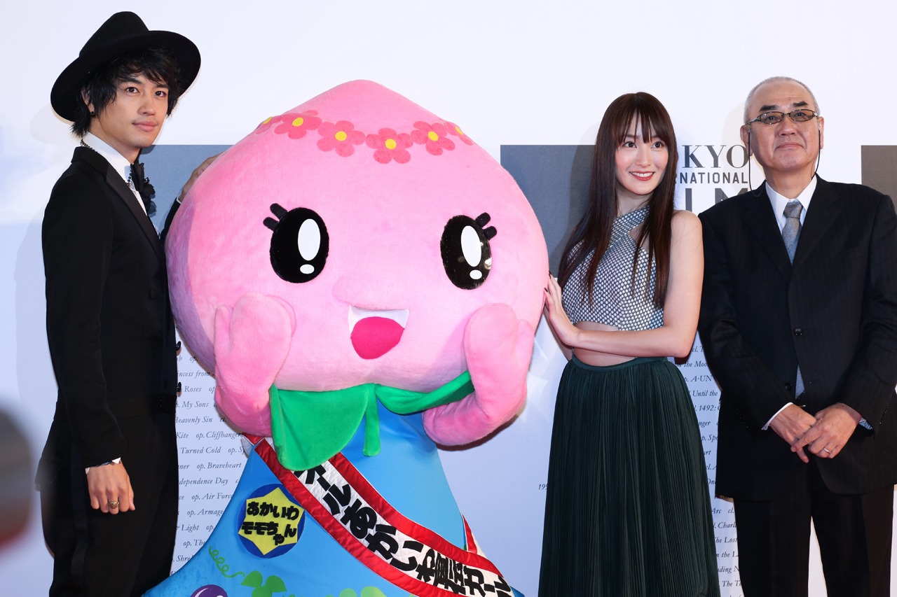 左から斎藤工、あかいわモモちゃん、高梨臨、佐々部清。
