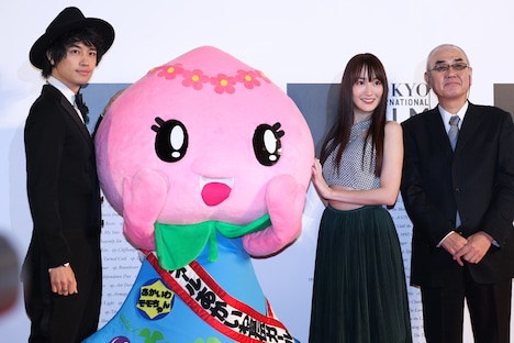 左から斎藤工、あかいわモモちゃん、高梨臨、佐々部清。