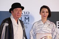 左から古田新太、稲森いずみ。