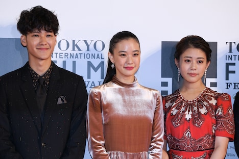 左から葉山奨之、蒼井優、高畑充希。