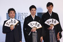 左から森義隆、松山ケンイチ、東出昌大。