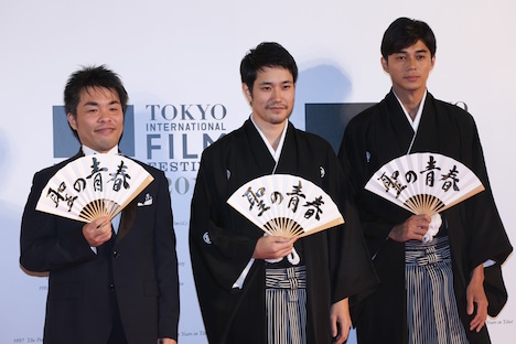 左から森義隆、松山ケンイチ、東出昌大。