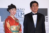 左から黒木華、安倍晋三内閣総理大臣。