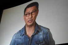 スクリーンに映し出された中井貴一からのビデオメッセージ。