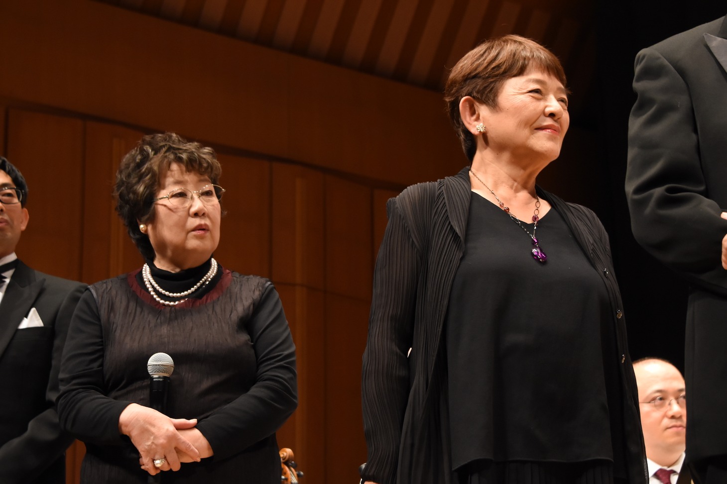 左から茅島成美、藤田弓子。