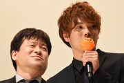 左から佐藤二朗、柾木玲弥。