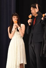 左から入山法子、渡辺大。