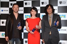 APNアワード授賞式の様子。左から浅野忠信、桜庭ななみ、行定勲。