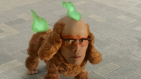 「映画 妖怪ウォッチ 空飛ぶクジラとダブル世界の大冒険だニャン!」より、遠藤憲一が演じる実写版じんめん犬。