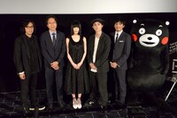 「うつくしいひと」舞台挨拶にて、左から行定勲、姜尚中、橋本愛、高良健吾、米村亮太朗、くまモン。