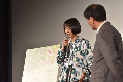 好きなセリフを必死で説明しようとするのん(左)。