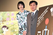 左からのん、片渕須直。