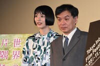 左からのん、片渕須直監督。
