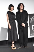 左から中山美穂、岩井俊二。