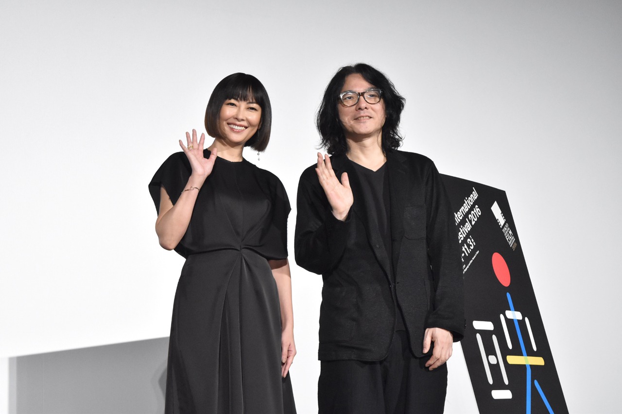 左から中山美穂、岩井俊二。