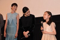 「湯を沸かすほどの熱い愛」初日舞台挨拶の様子。左から宮沢りえ、杉咲花、伊東蒼。