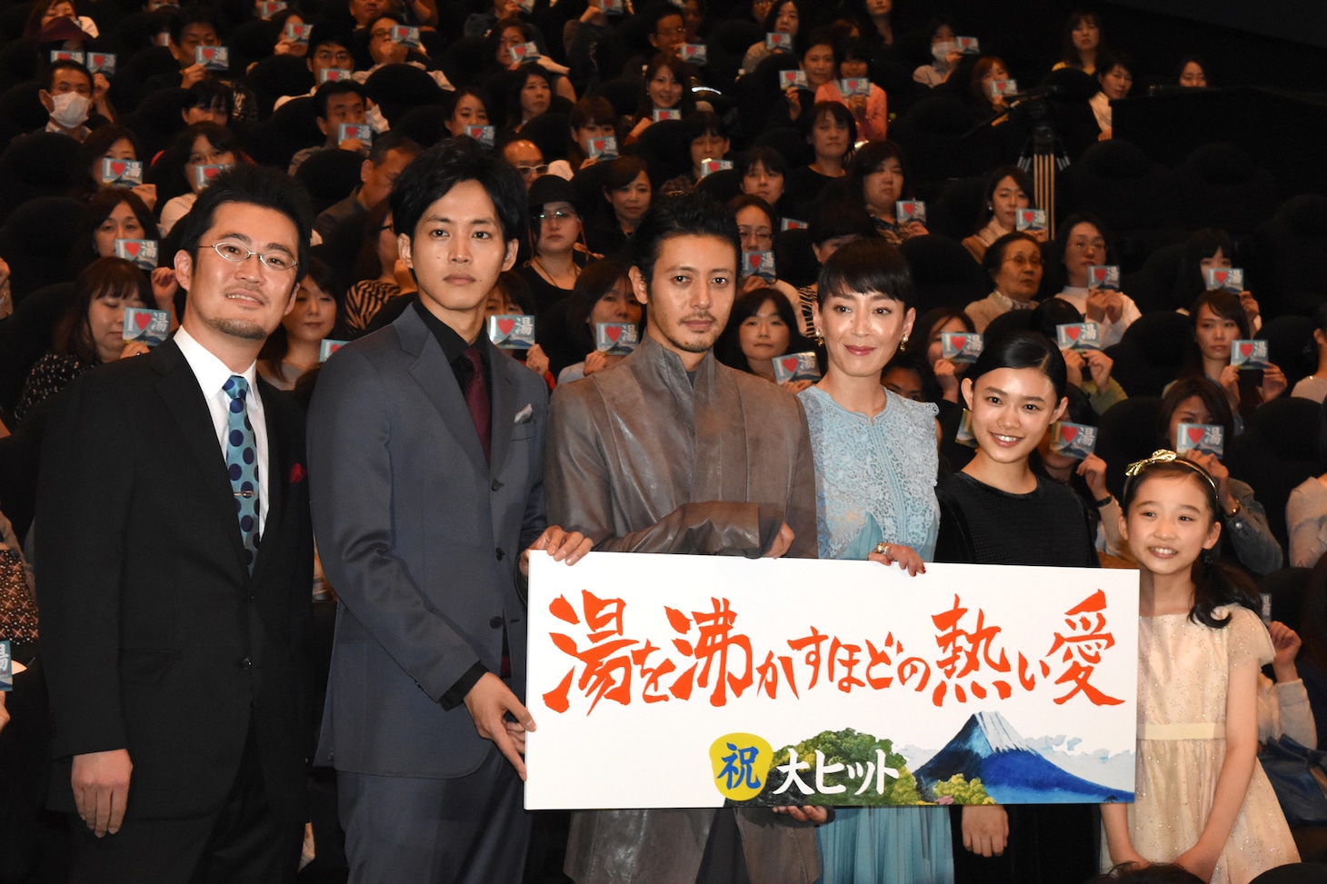 「湯を沸かすほどの熱い愛」初日舞台挨拶の様子。左から中野量太、松坂桃李、オダギリジョー、宮沢りえ、杉咲花、伊東蒼。