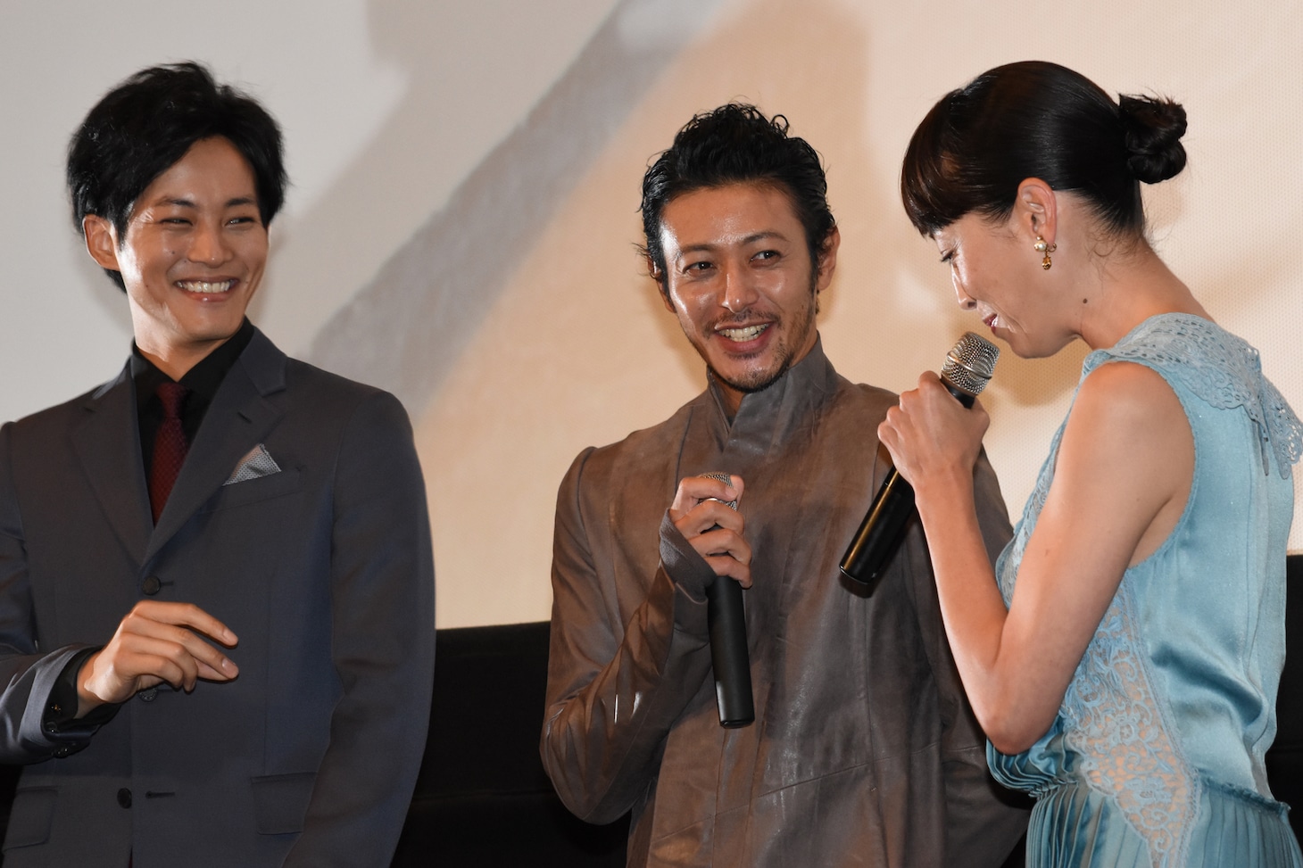 「湯を沸かすほどの熱い愛」初日舞台挨拶の様子。左から松坂桃李、オダギリジョー、宮沢りえ。