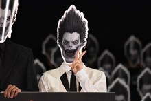 死神リュークのお面をつけた菅田将暉。