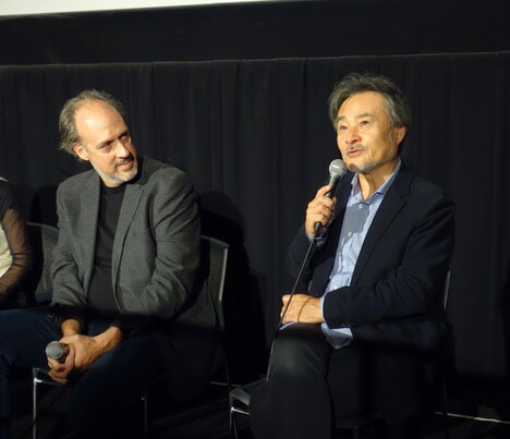 「ヒッチコック／トリュフォー」特別上映会トークショーより、ケント・ジョーンズ（左）と黒沢清（右）。