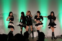 KAMEN RIDER GIRLSによるミニライブの様子。