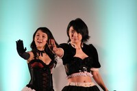 KAMEN RIDER GIRLSによるミニライブの様子。