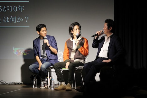 左から賀集利樹、半田健人、井上敏樹。