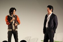 左から半田健人、井上敏樹。