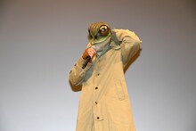 カエル男のマスクをかぶった小栗旬。
