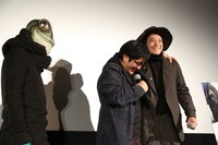 小栗旬（右）のサプライズ登場に驚く大友啓史（中央）。