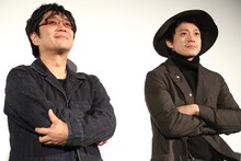 左から大友啓史、小栗旬。