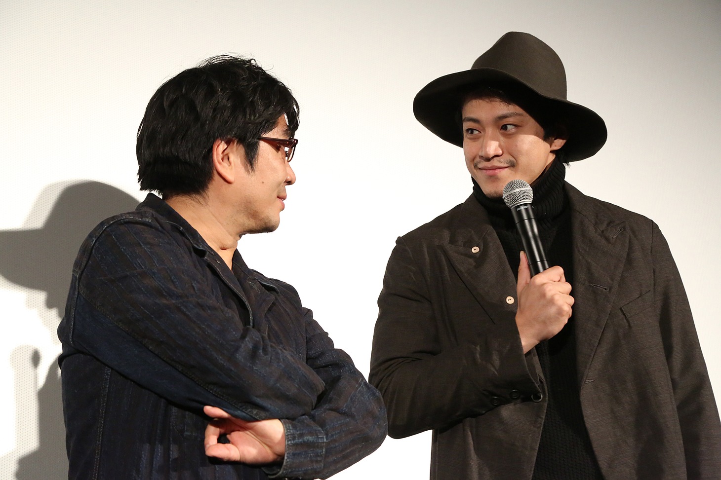 左から大友啓史、小栗旬。
