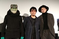 「ミュージアム」舞台挨拶の様子。左からカエル男、大友啓史、小栗旬。