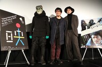 左からカエル男、大友啓史、小栗旬。