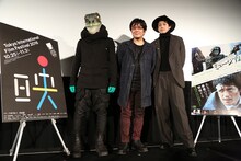 左からカエル男、大友啓史、小栗旬。