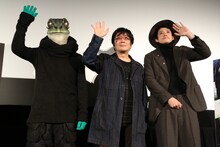 左からカエル男、大友啓史、小栗旬。