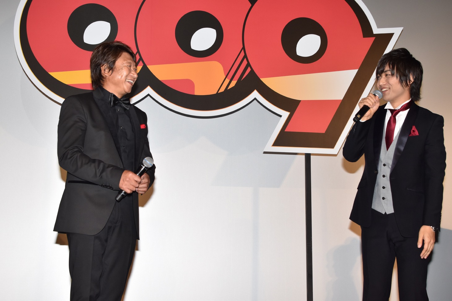楽しげに言葉を交わす井上和彦（左）と河本啓佑（右）。