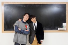 左から森永悠希、矢本悠馬。