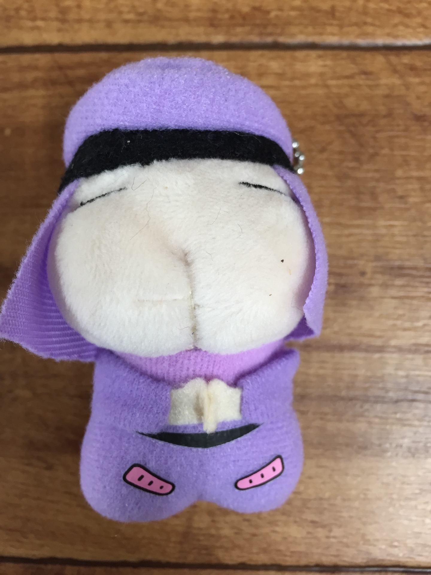 「カラフル忍者いろまき」より忍者・紫巻のぬいぐるみキーホルダー（1620円）。