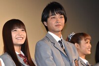 左から美沙玲奈、佐藤寛太、山口乃々華。