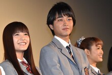 左から美沙玲奈、佐藤寛太、山口乃々華。