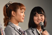 左から山口乃々華、灯敦生。