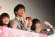 左から美沙玲奈、佐藤寛太、山口乃々華、灯敦生。