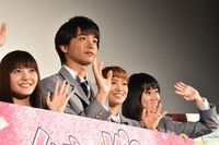 左から美沙玲奈、佐藤寛太、山口乃々華、灯敦生。