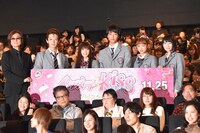 左から溝口稔監督、大倉士門、美沙玲奈、佐藤寛太、山口乃々華、灯敦生。